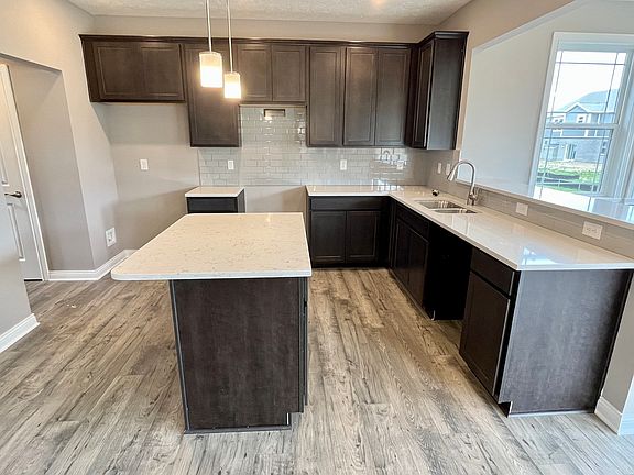 4th image of 907 Booneway Ln