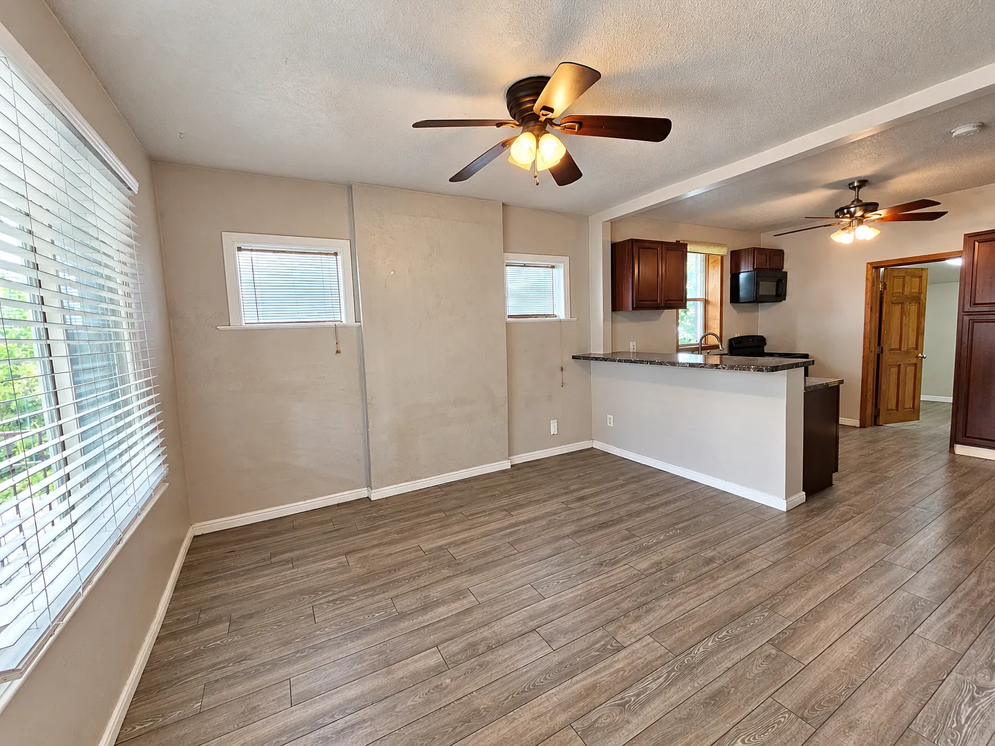 Charming 2-Bedroom SLC Home with In-Unit Laundry & Large Backyard — Photo 3