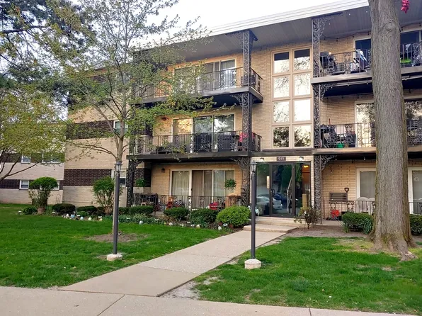 915 8th Ave APT 11, La Grange, IL 60525