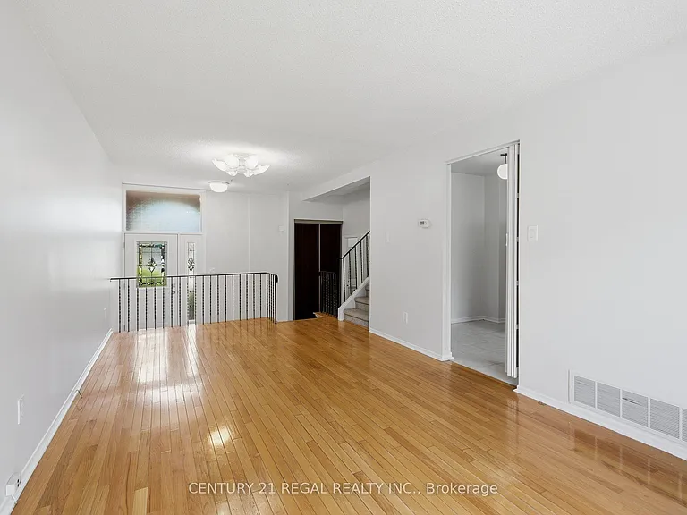 28 Newdawn Cres — Photo 9