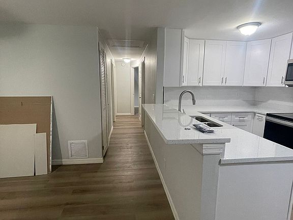 3rd image of 6022 W Clifton St