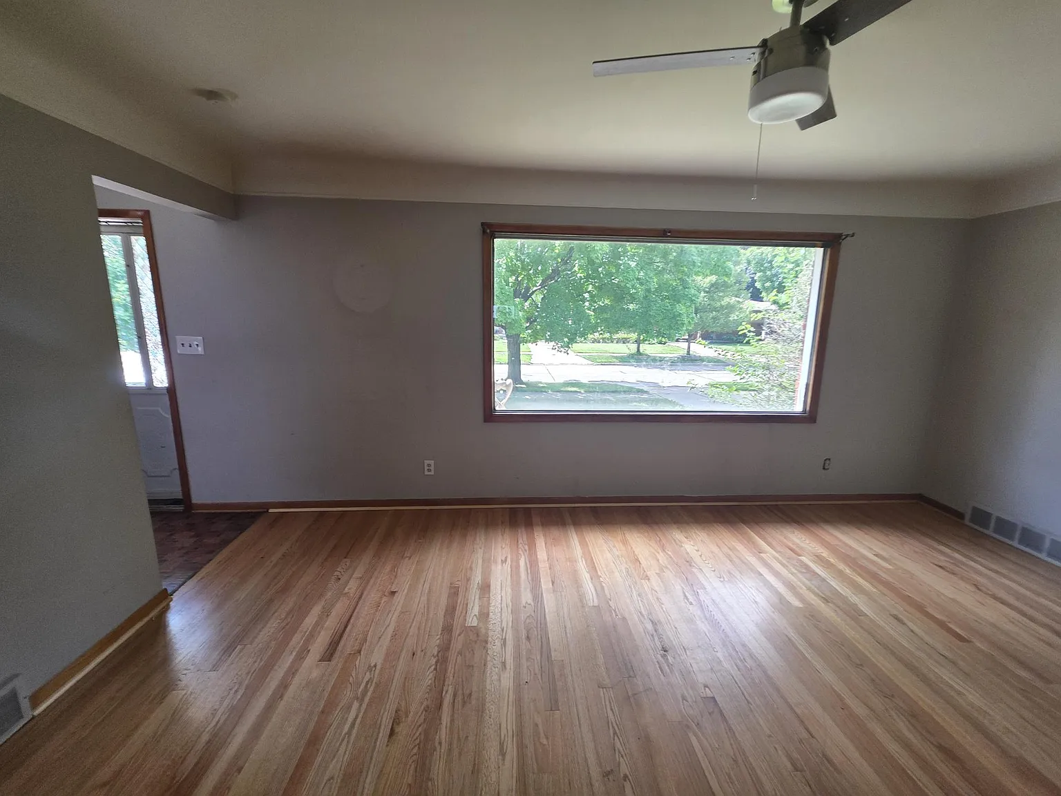 3 bed, 1.5 bath, 1007 sqft, $1,695 — Photo 4