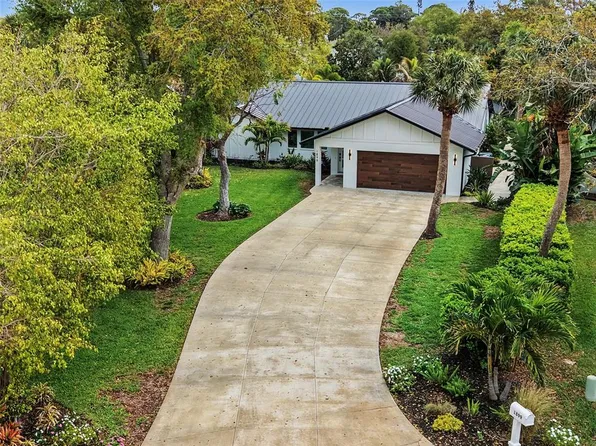 1899 Buccaneer Cir, Sarasota, FL 34231