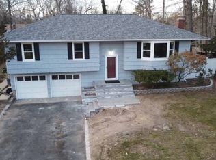 11 Rolling Rd, Miller Place, NY 11764