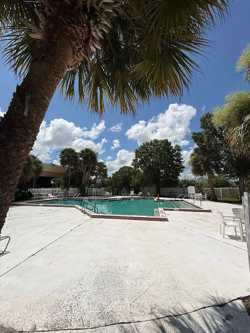 Newly renovated Studio apartment - Water, Electric, Cable TV Included! — Photo 4