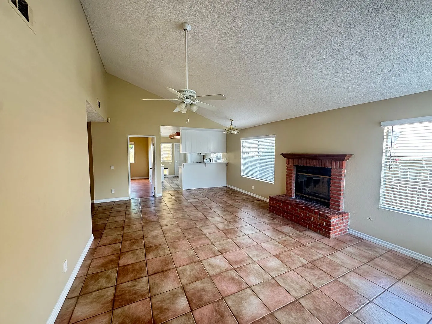 Charming Home in San Marcos — Photo 3