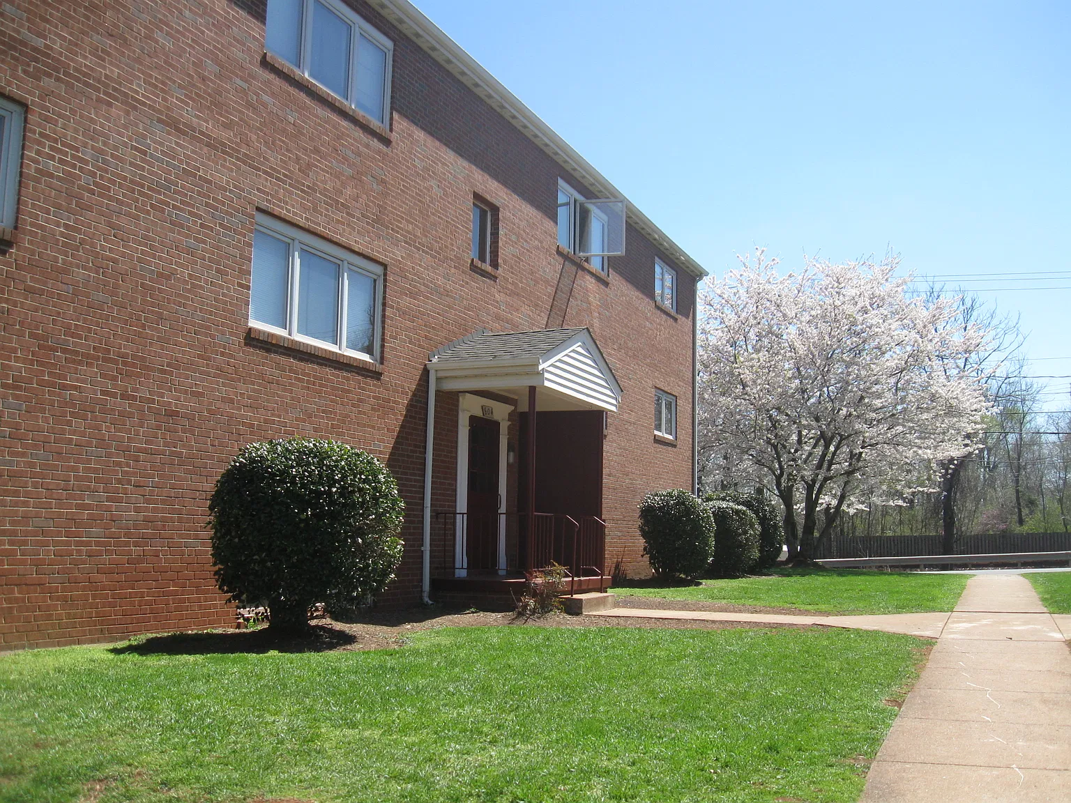 2 bed, 1.0 bath, 782 sqft, $1,295 — Photo 1