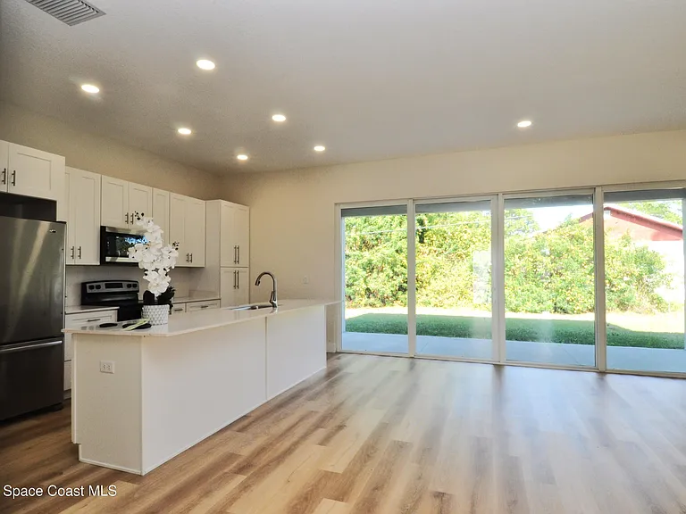 1043 Walden Blvd SE — Photo 8