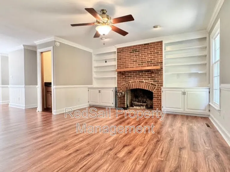 114 Barclay Cres — Photo 5