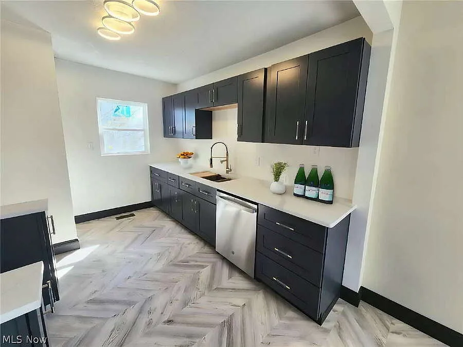 3-Bedroom Single-Family Home with Detached Garage in Lorain (Welcome Section 8) — Photo 4