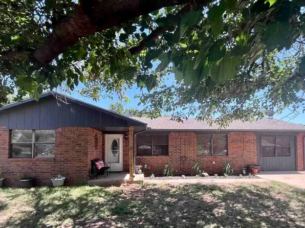130 E Maple Ave, Perry, OK 73077