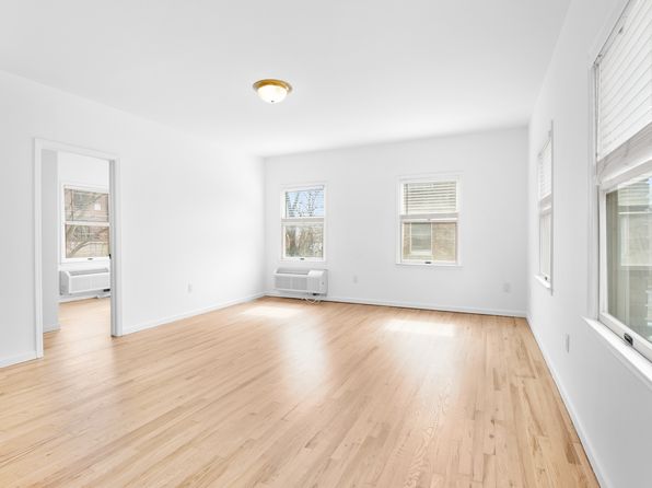 35 Emerson Plz W #2S, Emerson, NJ 07630