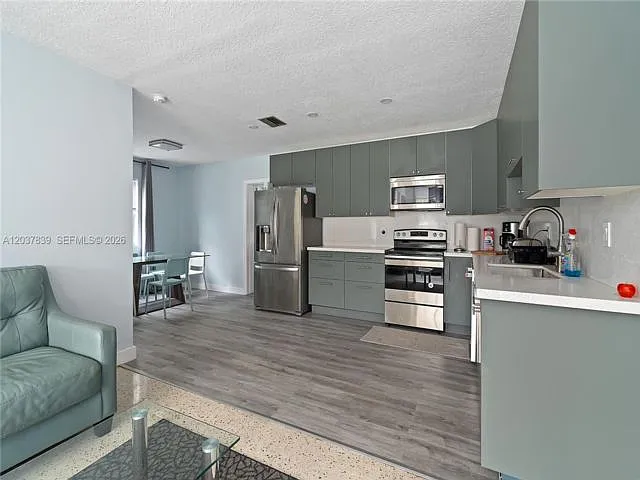 3 bed, 2.0 bath, 1492 sqft, $3,600 — Photo 2