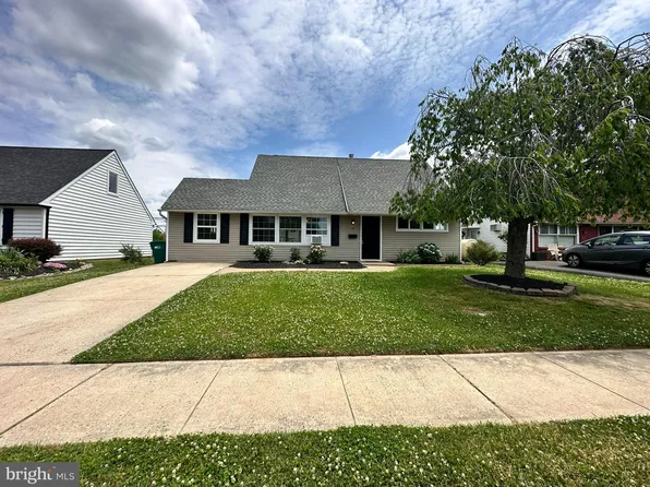 14 Jewel Ln, Levittown, PA 19055