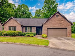 567 Ridgehaven Dr, Winston Salem, NC 27104