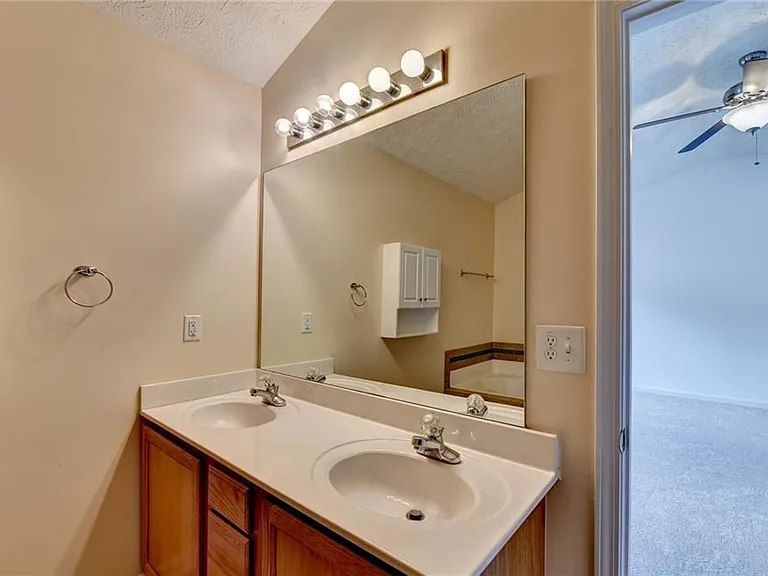 3067 Kentmere Dr — Photo 33