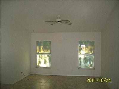 3rd image of 1425 25th Ave SW