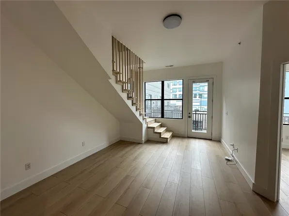 400 E Locust St Unit 213, Des Moines, IA 50309