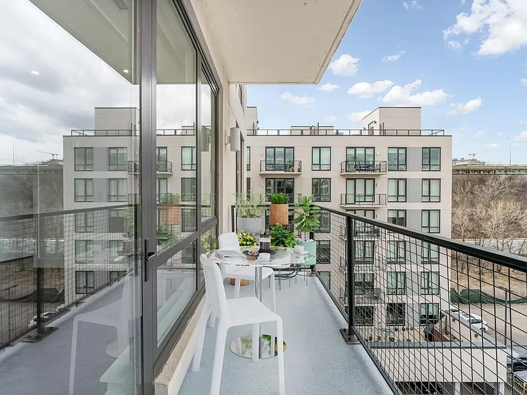 372 9th Luxury Rentals — Photo 39