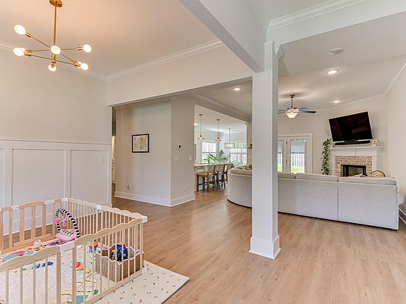 3rd image of 924 Hurryoff Ln