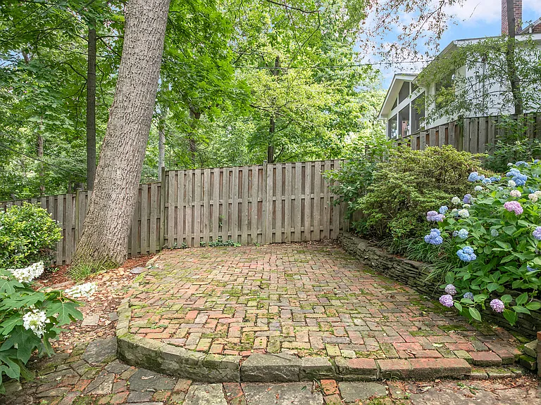 244 N Columbus St — Photo 28