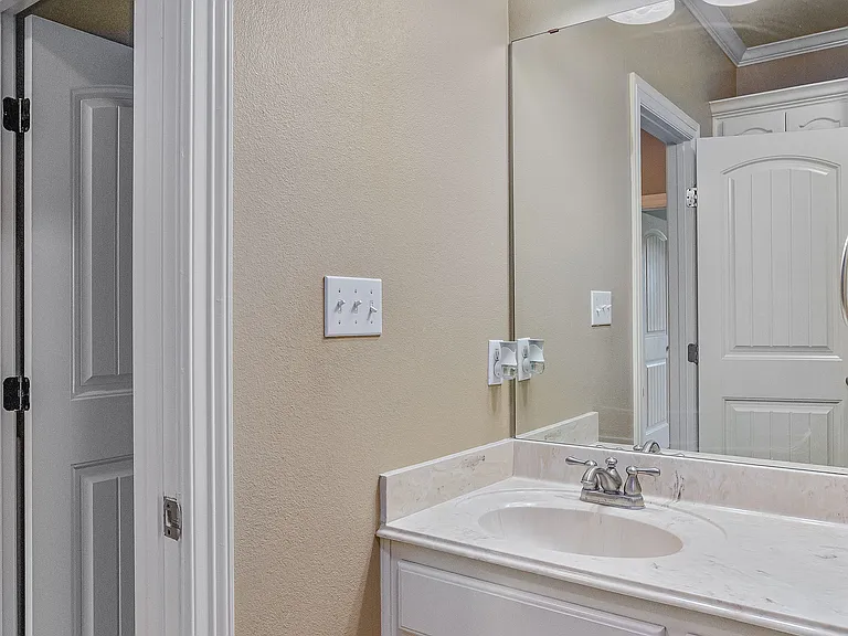 713 Saint Martin Ln — Photo 24
