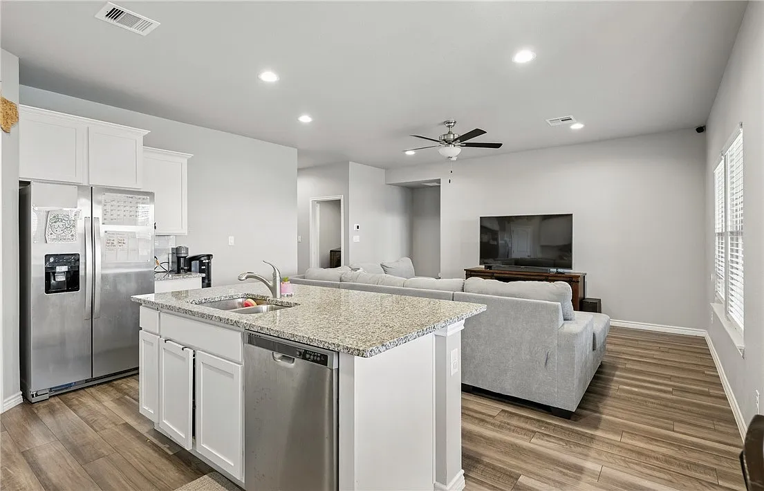 4 bed, 2.0 bath, 1736 sqft, $2,400 — Photo 4