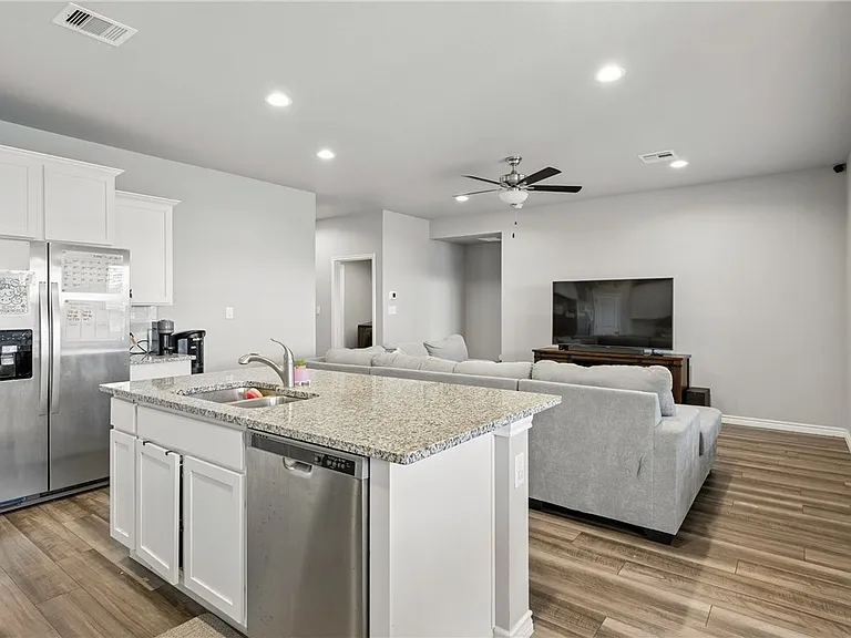 1293 Carnaby St — Photo 4