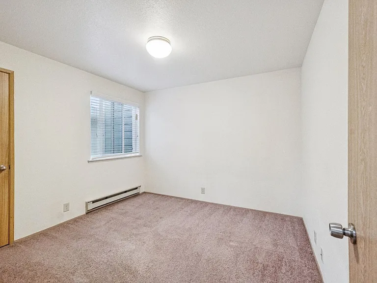 University Court Apartments — Photo 17