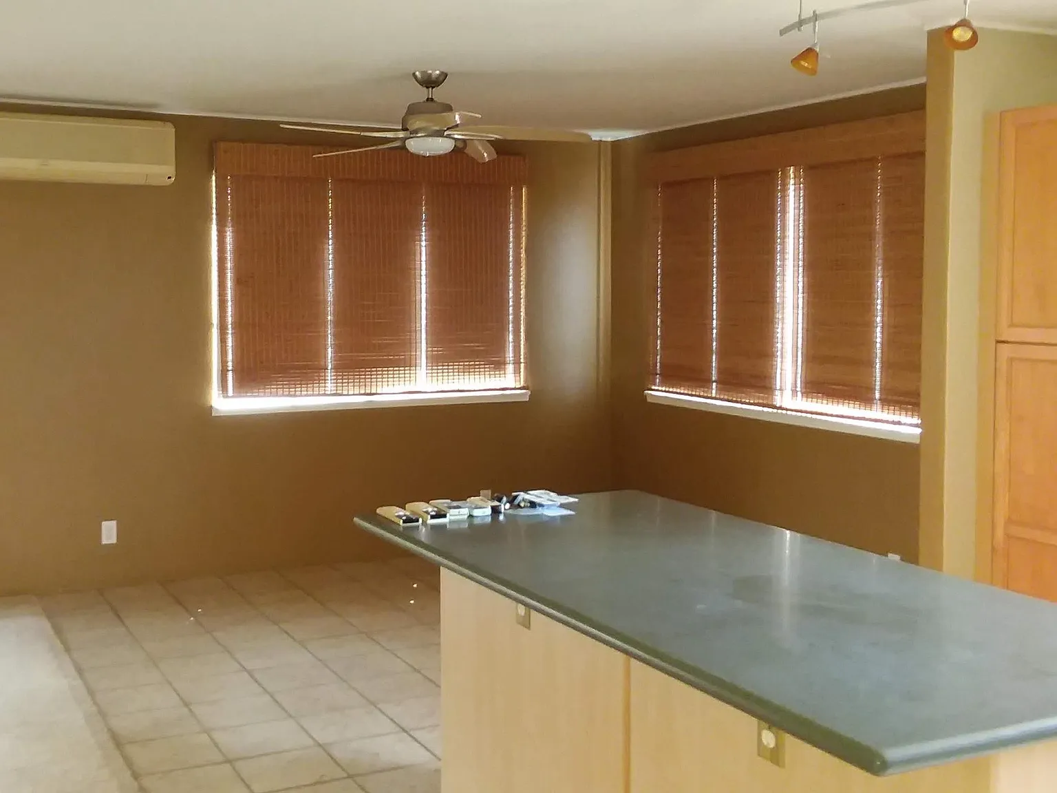 4 bed, 2.5 bath, 2240 sqft, $4,400 — Photo 4