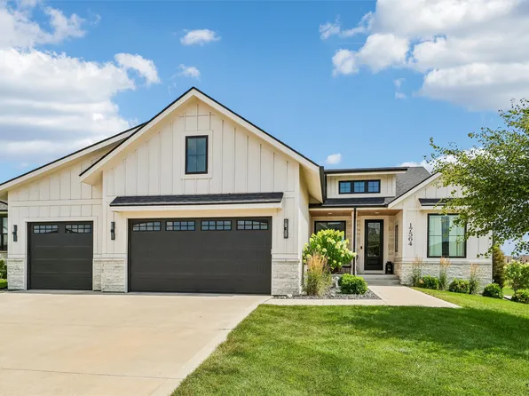17564 Aurora Dr, Clive, IA 50325