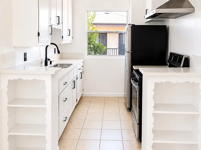 528 S Harvard Blvd #11 — Photo 4