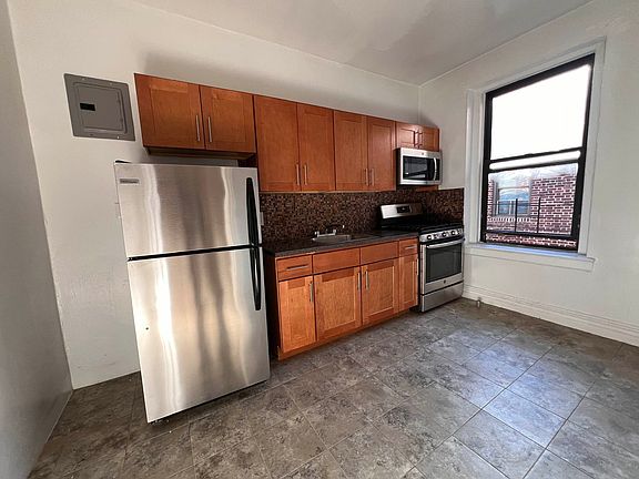3rd image of 69-10 198th St #4
