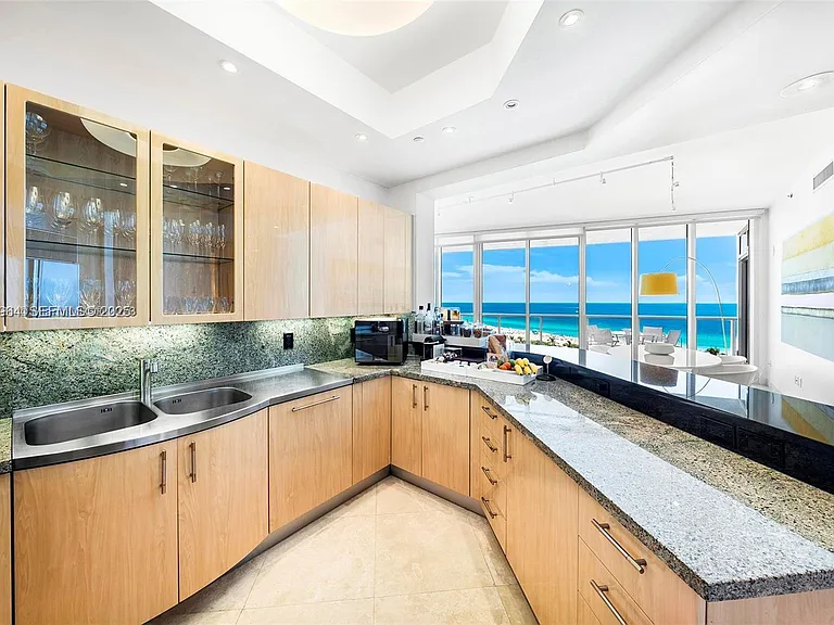 100 S Pointe Dr #1009 — Photo 32