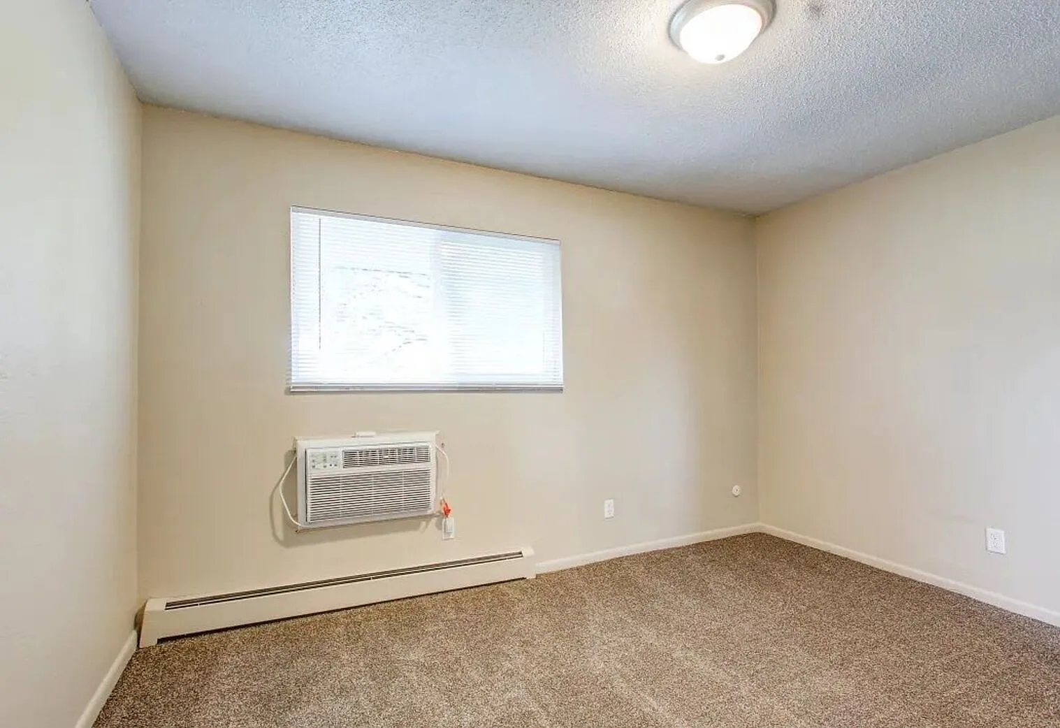Country Club Apartments — Photo 3