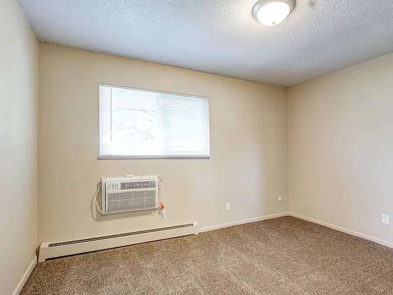 Country Club Apartments — Photo 3
