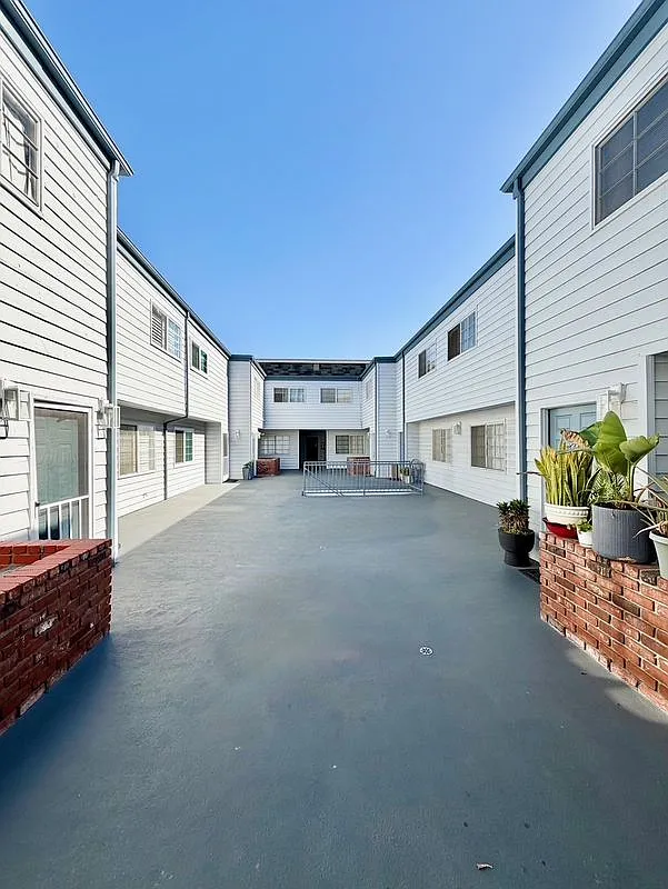 2 bed, 3.0 bath, 1050 sqft, $2,700 — Photo 3