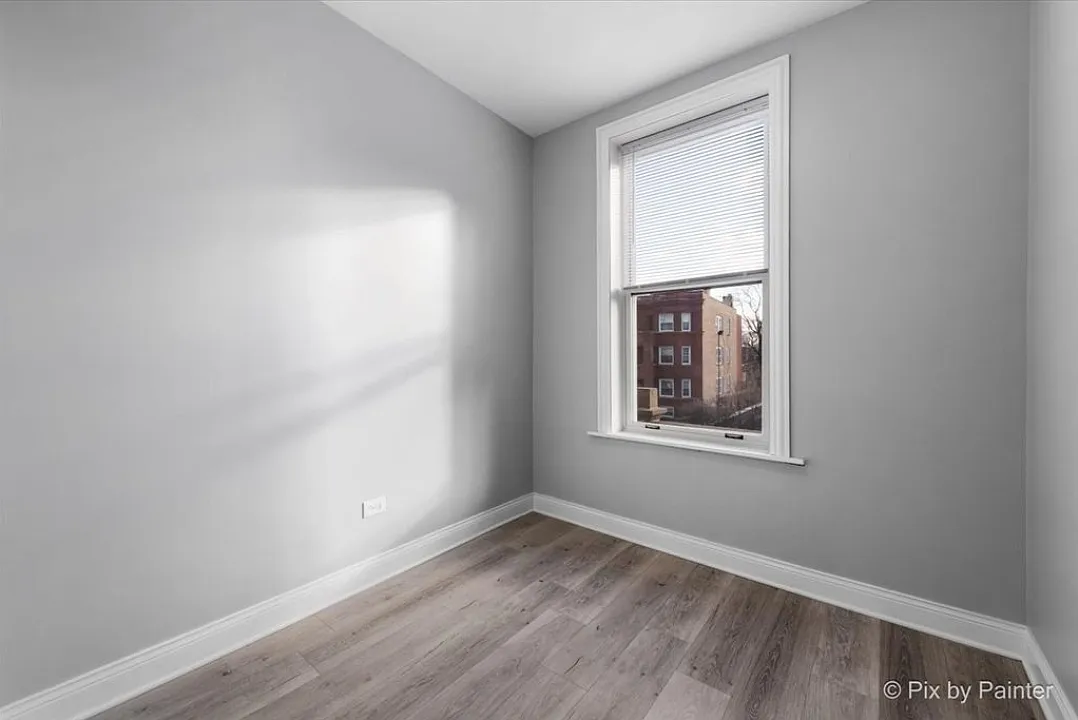 Building Photo - 5038 W Fulton St #2