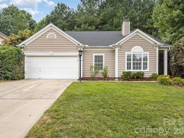 6533 Falls Lake Dr, Charlotte, NC 28270