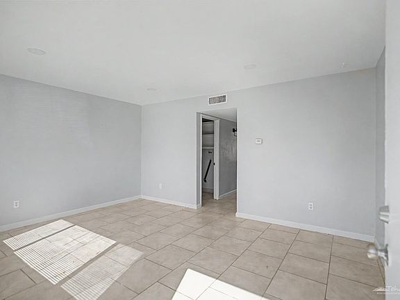 4th image of 132 Warren Ave