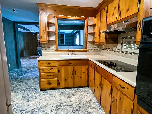 Kitchen with 36" cooktop.