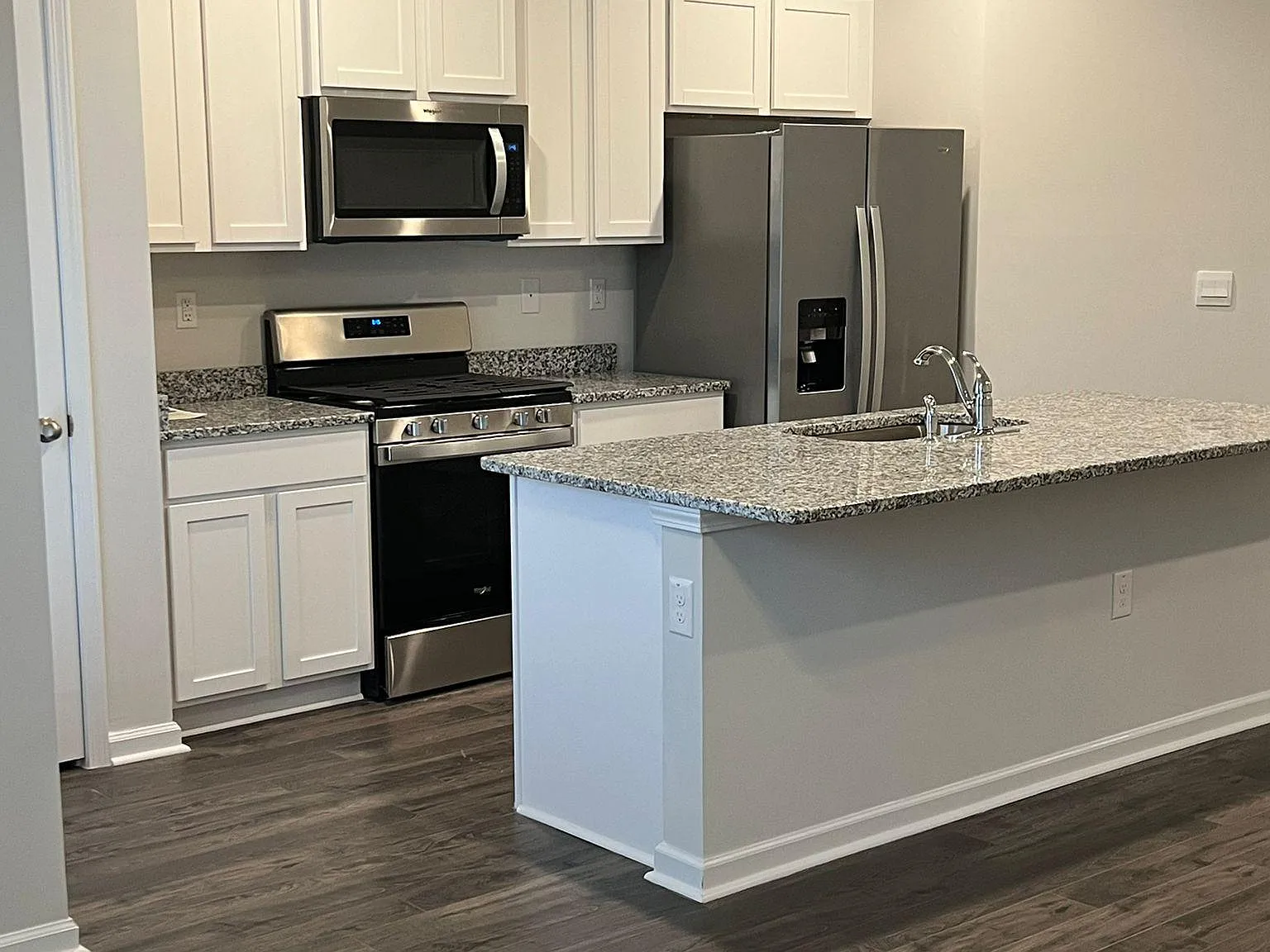 3 bed, 2.5 bath, 1435 sqft, $1,895 — Photo 3