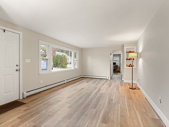 4th image of 7 Moonbeam Ave