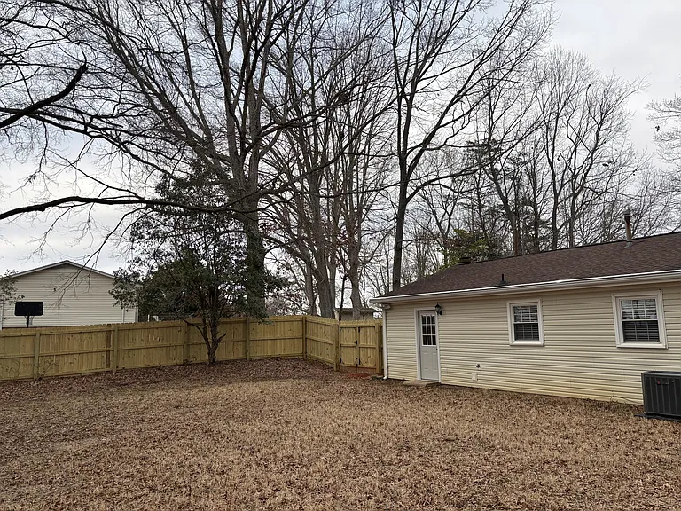924 Chalet Dr — Photo 18