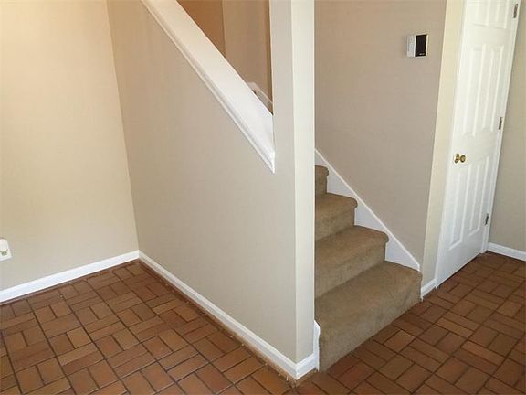 3rd image of 1016 Creatwood Cir SE