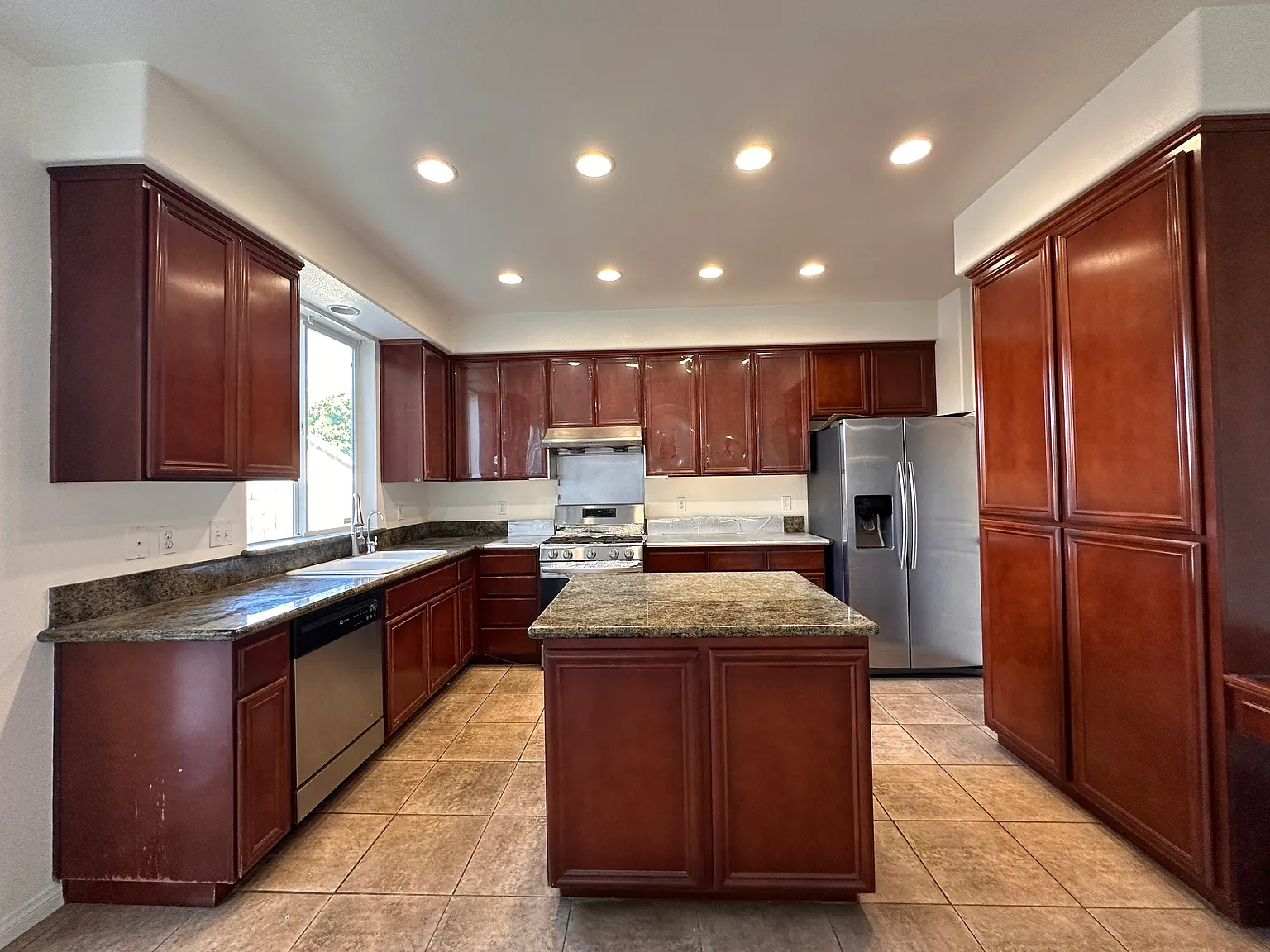 4 bed, 2270 sqft, $4,200 — Photo 4