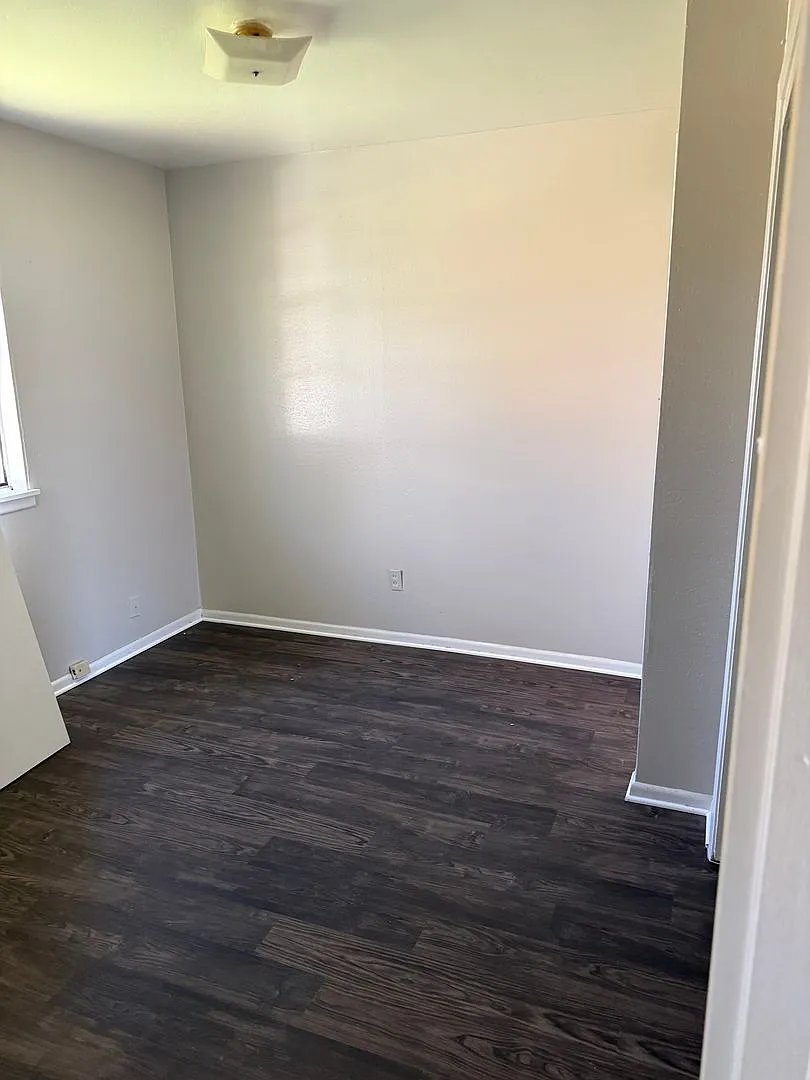 3 Bedroom 1 Bathroom 300 Off 1st Month Special — Photo 3