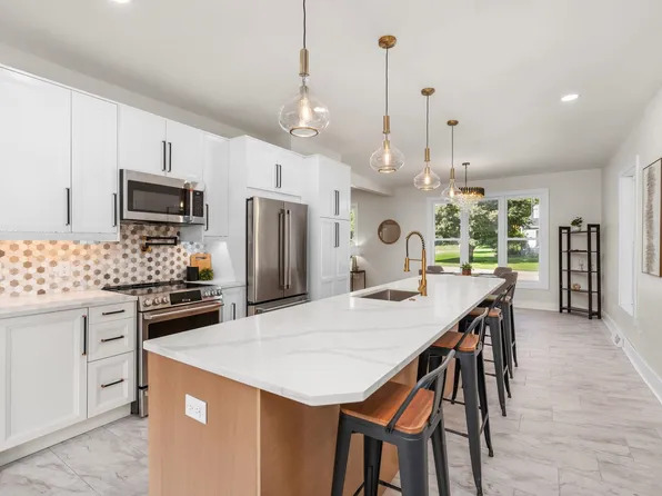 9020 N Rock River Dr, Edgerton, WI 53534