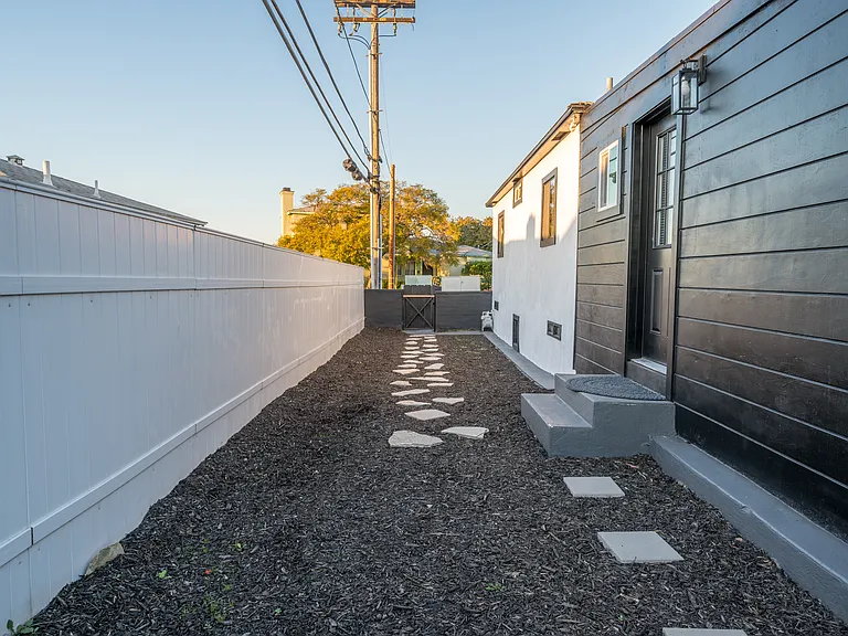 5255 Churchward St — Photo 16