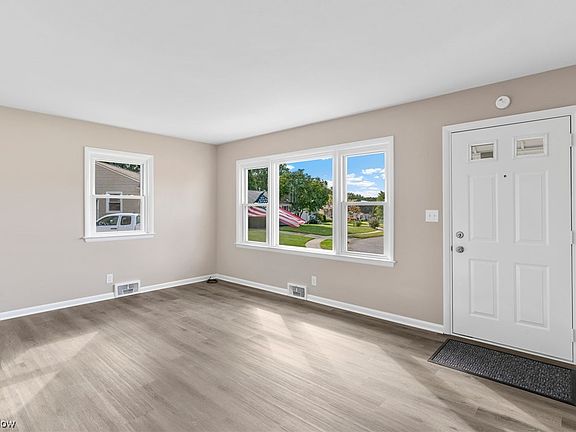 4th image of 570 Lynn Dr